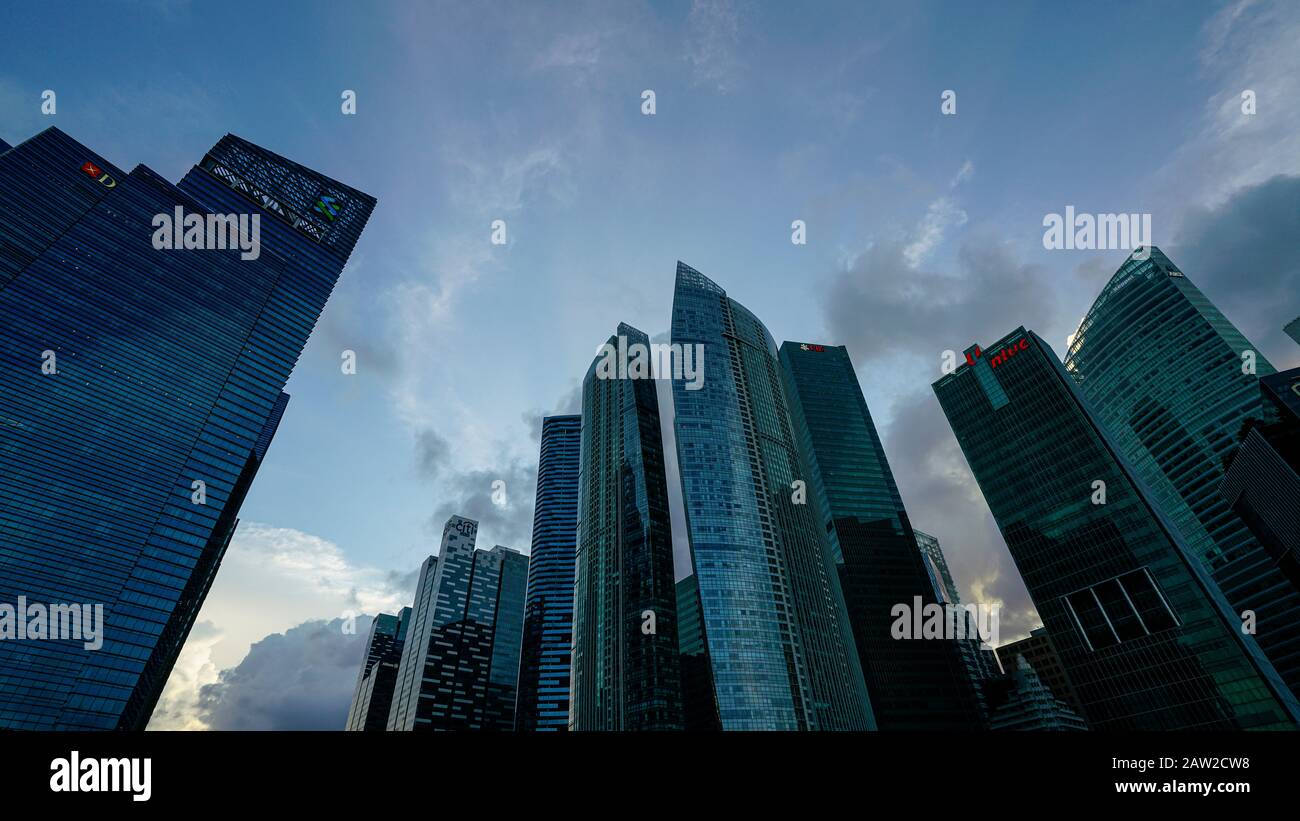 Singapur. Januar 2020. Die Wolkenkratzer in der Marina Bay bei Sonnenuntergang Stockfoto