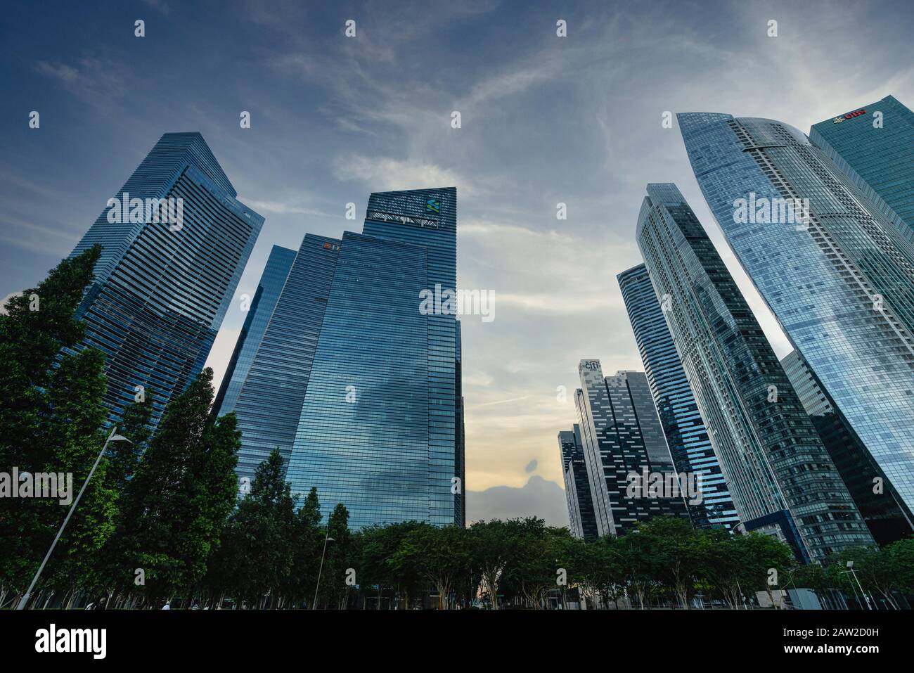 Singapur. Januar 2020. Die Wolkenkratzer in der Marina Bay bei Sonnenuntergang Stockfoto