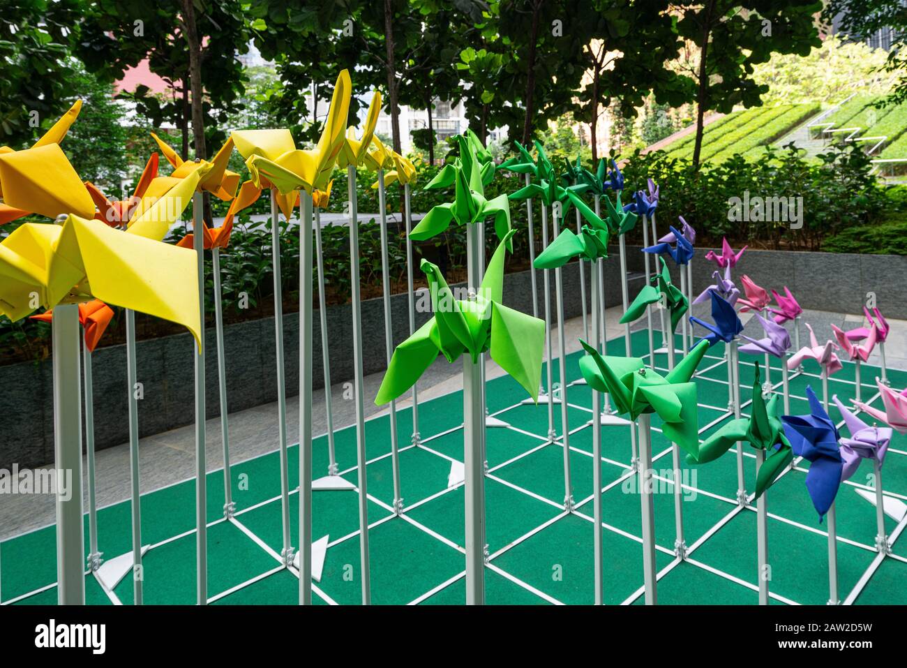 Singapur. Januar 2020. Einige farbenfrohe Origami stellten auf einer Straße in der Innenstadt aus Stockfoto Singapur. Januar 2020. Einige farbenfrohe Origami stellten auf einer Straße in der Innenstadt aus Stockfoto