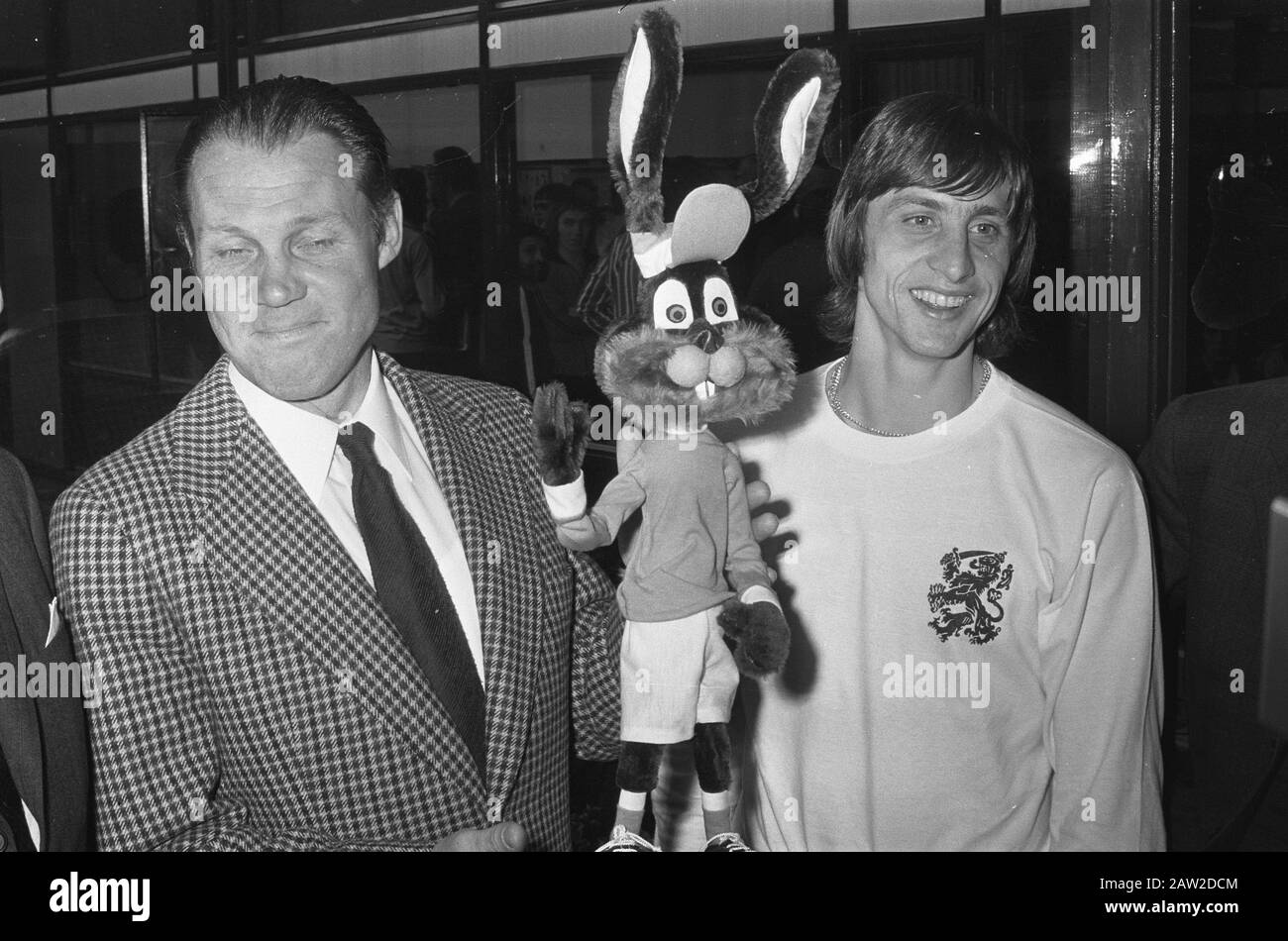 Pressekonferenz KNVB i.v.m. Niederlande gegen Österreich; Betreuer Rinus Michels (L) und Johan Cruyff mit Kaninchen (Maskottchen) Datum: 26. März 1974 Schlagwörter: Maskottchen, Pressekonferenzen, Sport, Fußball Personenname: Cruijff, Johan Michels, Rinus Stockfoto