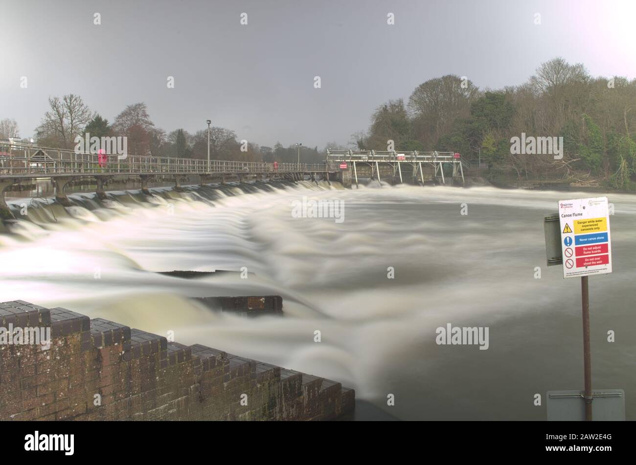 Boulter's Weir and Sign, Maidenhead Stockfoto