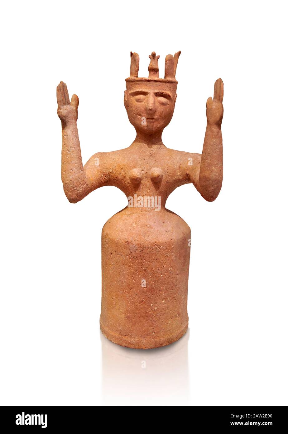 Minoische Statue der postpalastartigen Terracotta-Göttinnen mit erhobenen Armen, Karphi Sanctuary 1200-1100 v. Chr., Archäologisches Museum Heraklion, weißer Hintergrund. Stockfoto