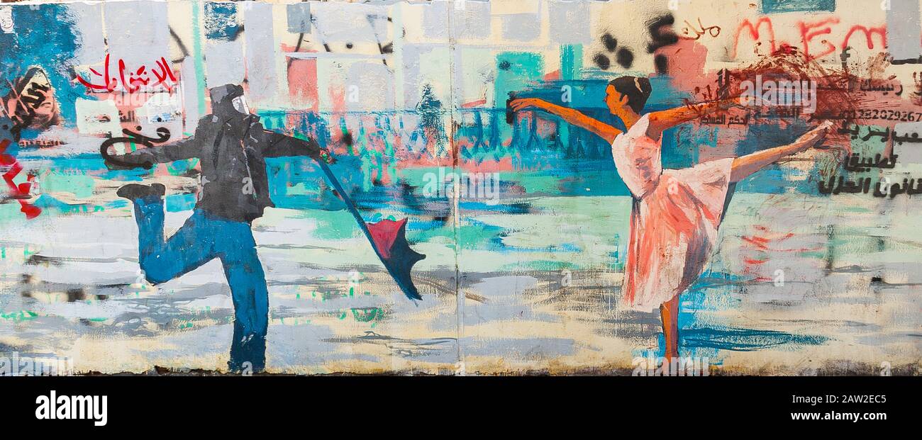 Ägypten, Kairo, eines der berühmtesten Graffiti der ägyptischen Revolution auf der Straße Mohamed Mahmoud: Die Revolutionärin und die Ballerina. Stockfoto