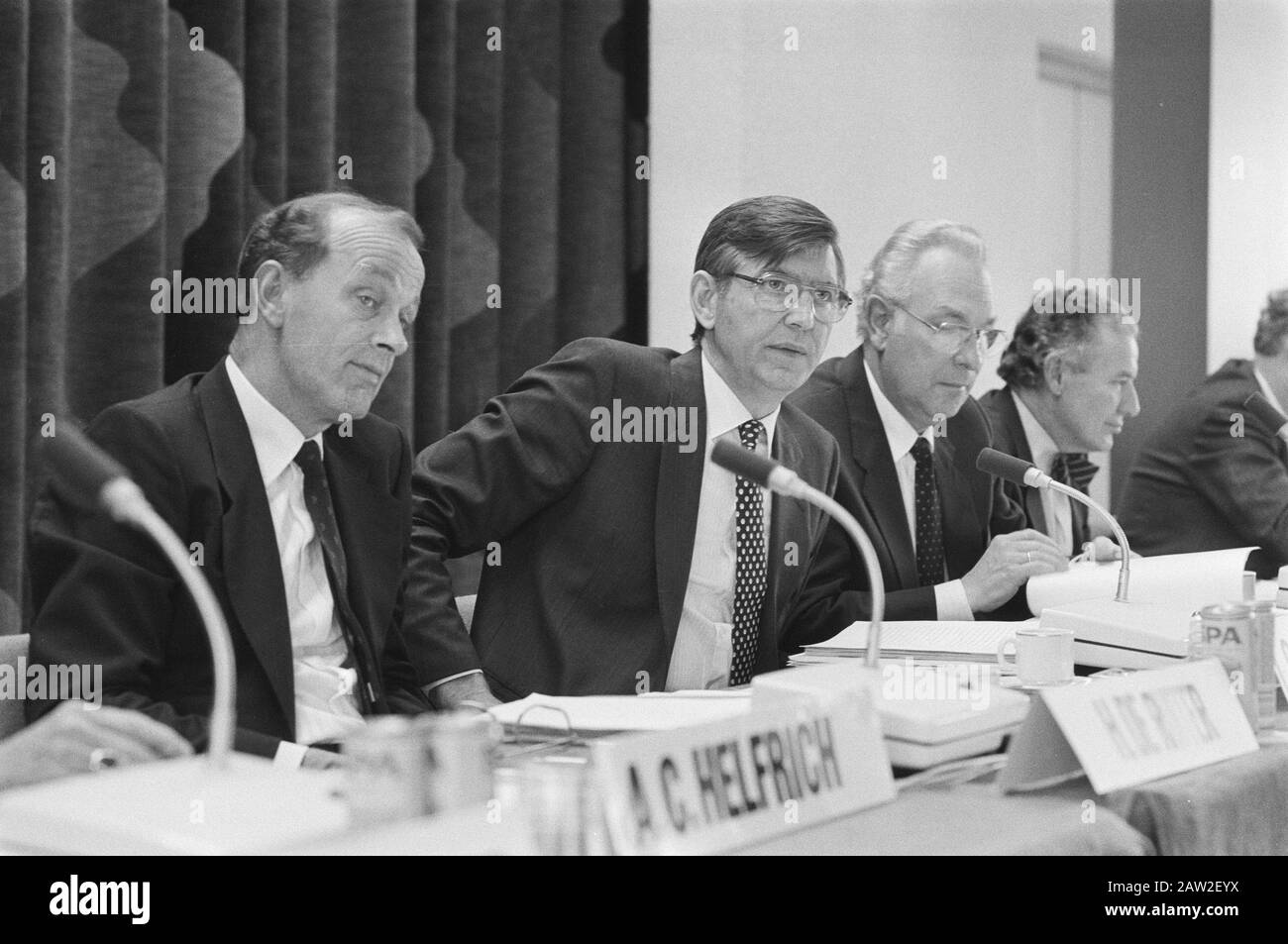 Pressekonferenz Shell in den Haag zu Jahreszahlen '84; ir H. de Ruiter, ir L. C. von Wachem und JH Choufoer Datum:... März 1985 Ort: Den Haag, Südholland Schlüsselwörter: Pressekonferenzen Name der Person: Ir. L. C. Van Wachem Institution Name: Shell Stockfoto
