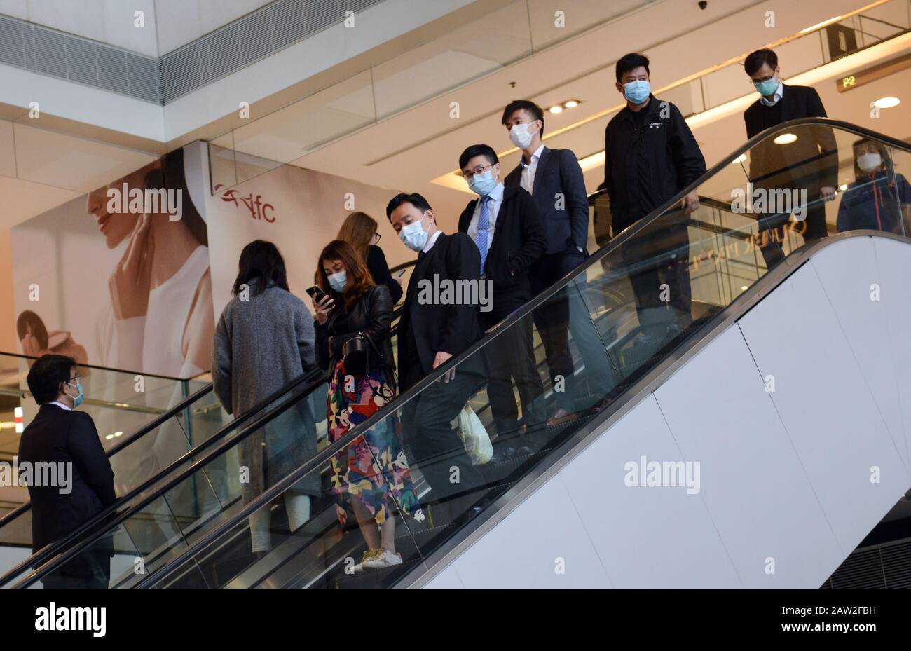 Hong Kongers tragen während der Wuhan Corona Virus-Epidemie chirurgische Masken. Stockfoto