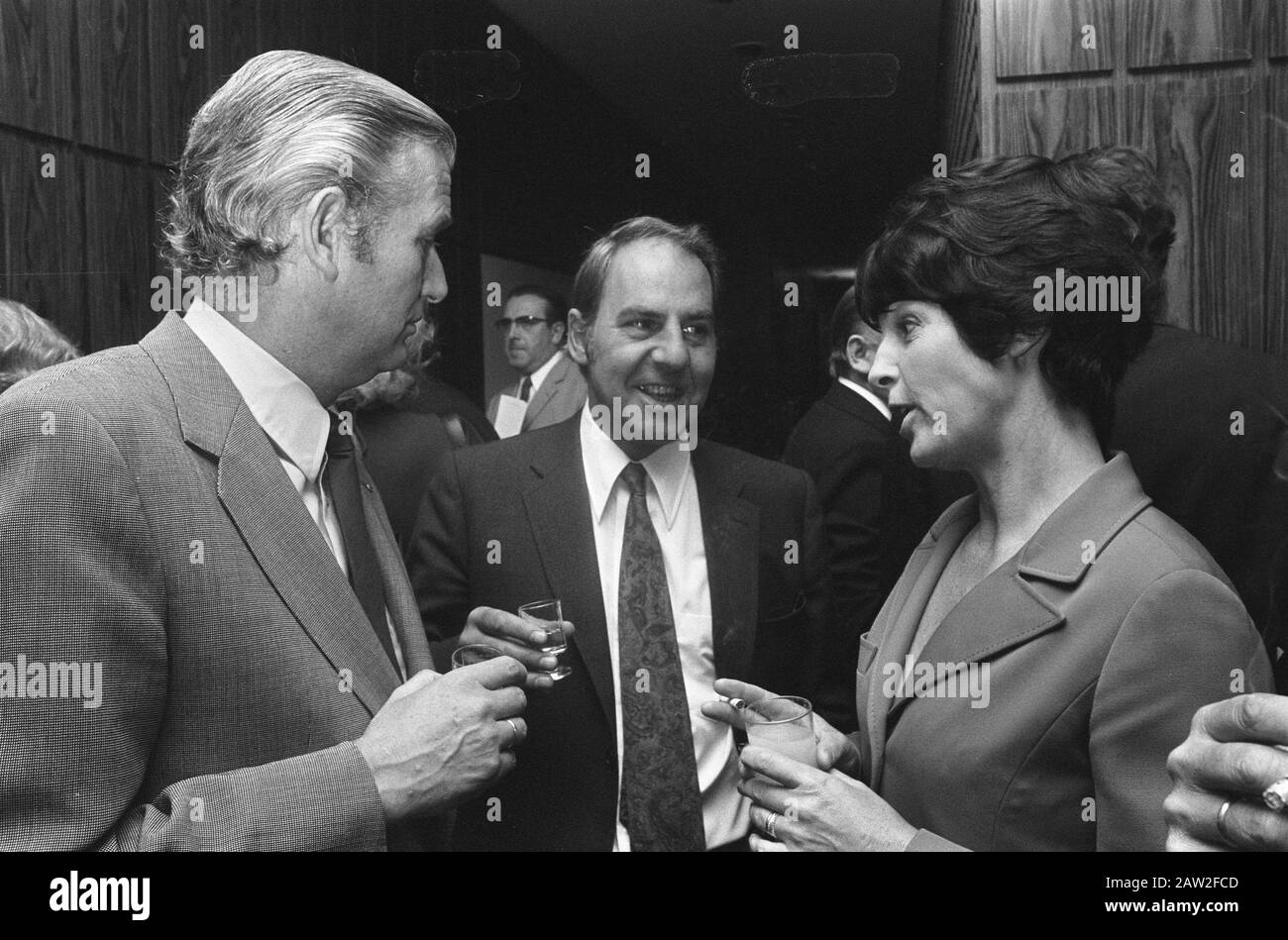 Pressekonferenz von AVRO im Kongress in Utrechter; vln Siebe van der Ree, William Duys und Mies Bouwman Datum: 4. September 1974 Ort: Utrechter Schlüsselwörter: KONGRESSZENTRUM, Pressekonferenzen Personenname: Bouwman, Mies, Duys, William Stockfoto