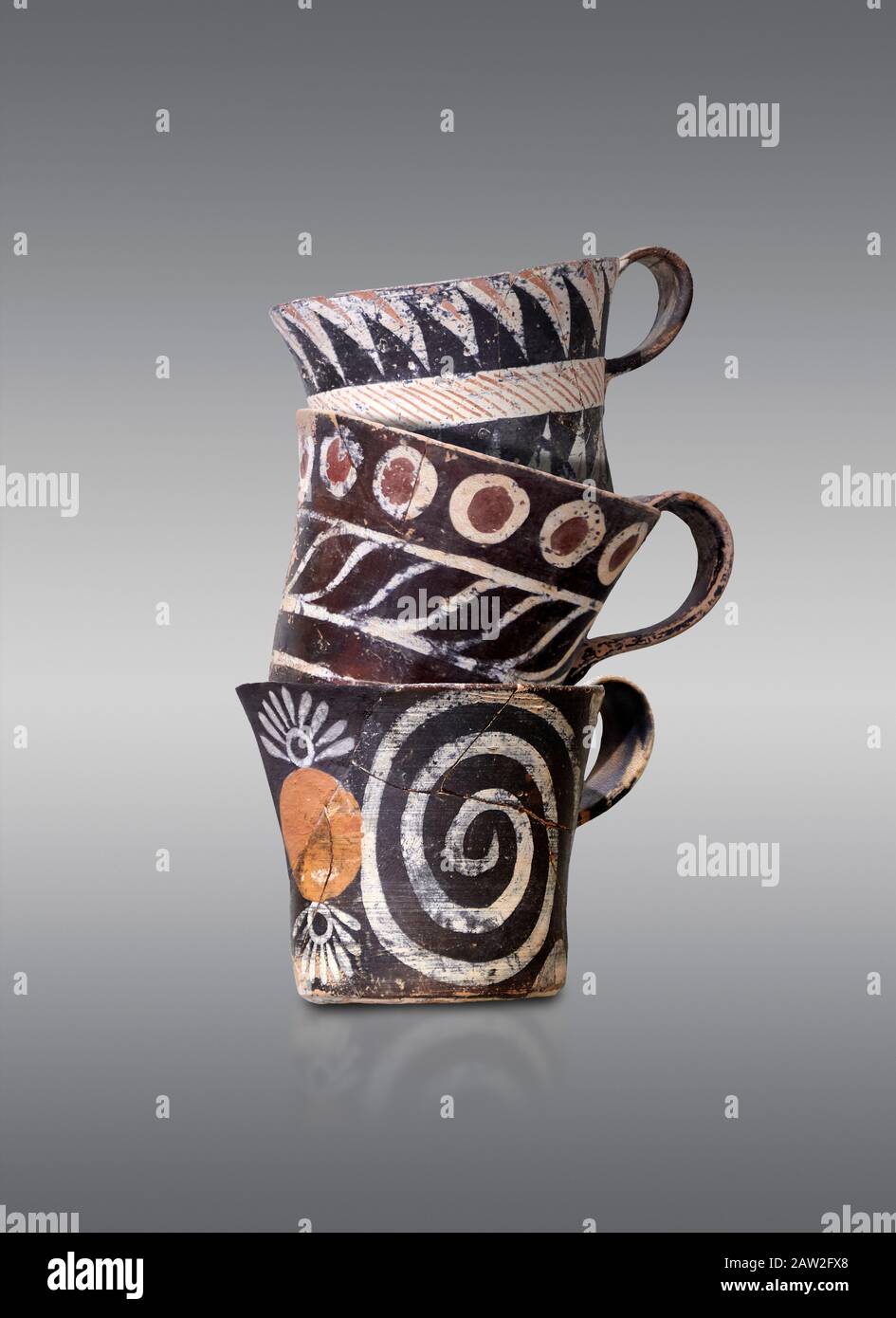 Minoan Kamares "Eggshell"-Becher mit polychromen Dekorationen aus dem Set, das im Palast von Phaistos 1800-1600 v. Chr. gefunden wurde; Heraklion Archaeological Muse Stockfoto