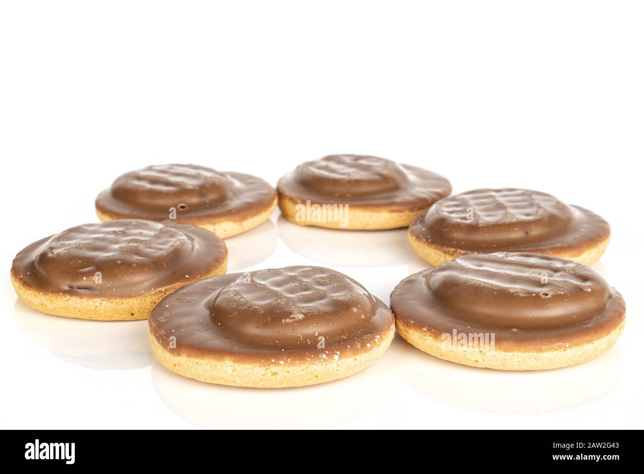 Gruppe von sechs ganzen süßen Schokoladenbiskuits isoliert auf weißem Hintergrund Stockfoto