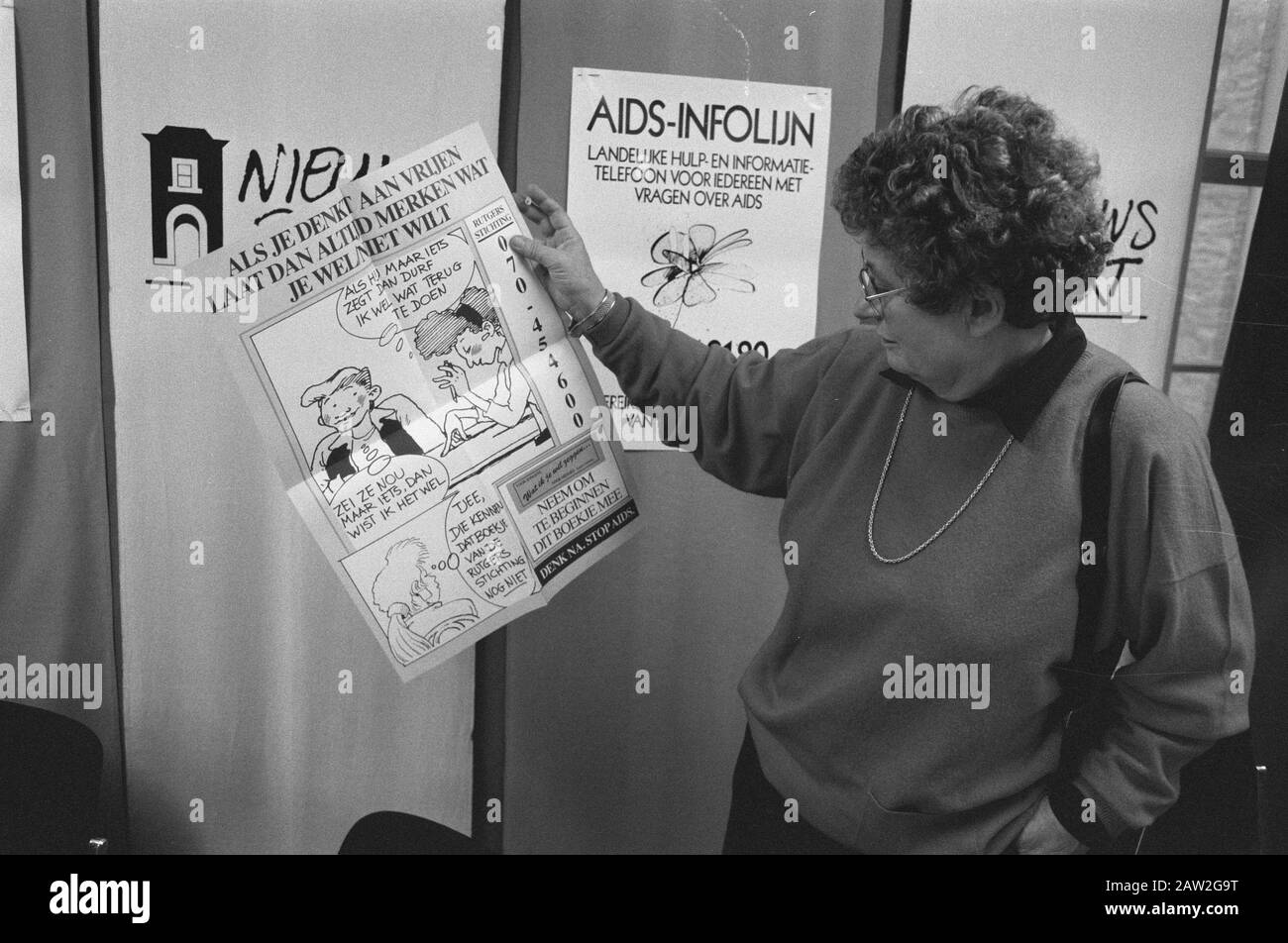 Pressekonferenz AIDS-Sensibilisierungskampagne und Jugend; Staatscrearis Ginjaar Maas Plakat für Schulen Datum: 20. Oktober 1988 Schlüsselwörter: Plakate, Pressekonferenzen, Staatssekretäre Stockfoto