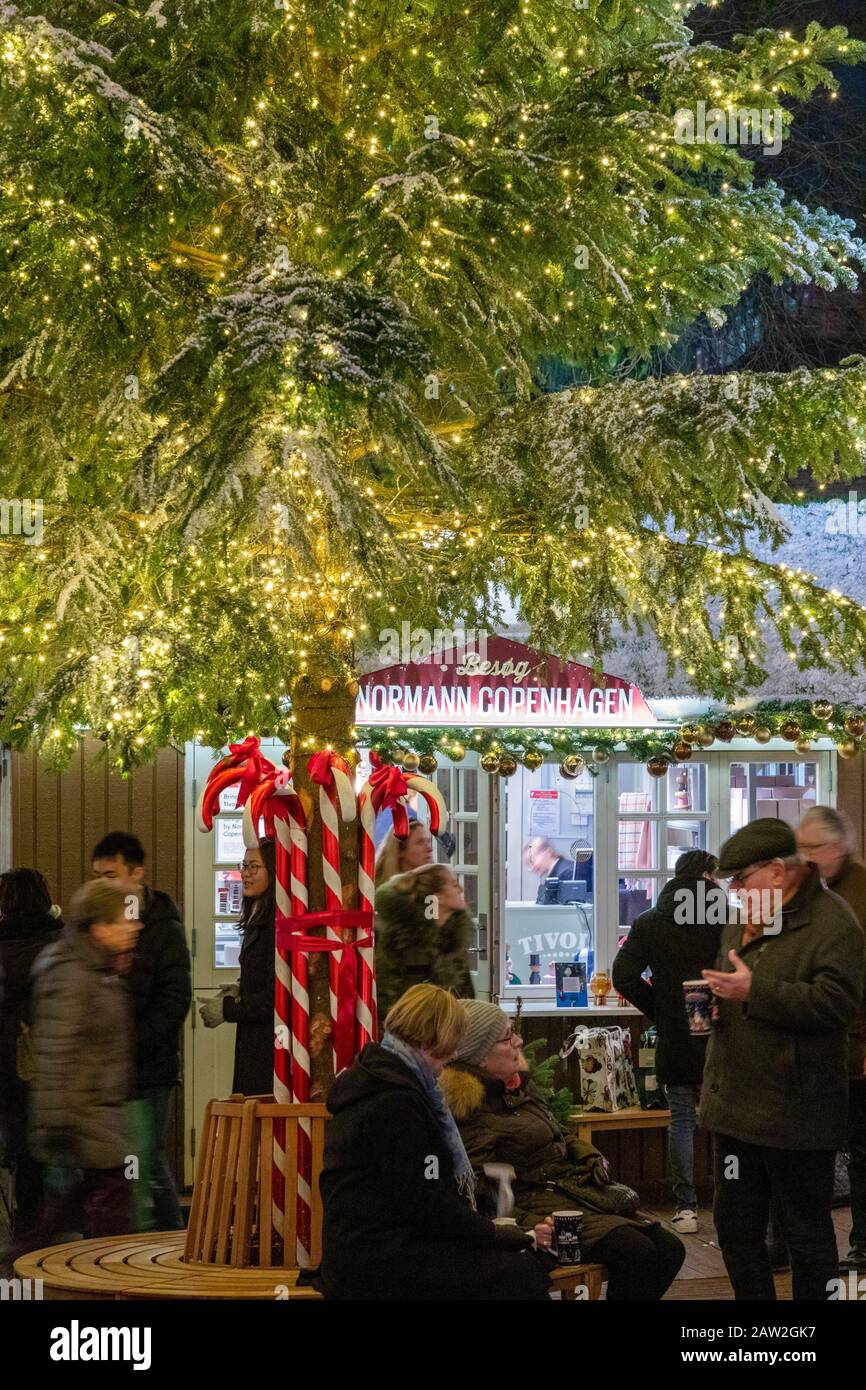 Weihnachtsmarkt in den Tivoli Gärten, Kopenhagen, Dänemark Stockfoto