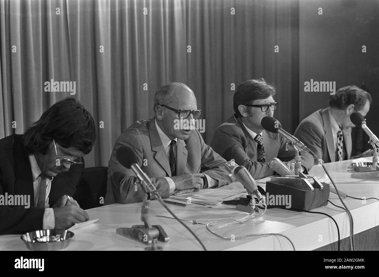 Van Doorn Minister CRM kehrt aus Suriname auf Schiphol zurück und gibt eine Pressekonferenz Pressekonferenzen, Minister, Ankunft und Abreise, Beamte, Thorn, Harry Datum: 20. August 1975 Ort: Noord-Holland, Schiphol Schlüsselwörter: Ankunft und Abreise, Beamte, Minister, Pressekonferenzen Personenname: Thorn, Harry Stockfoto