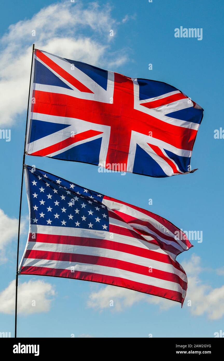 Britische und amerikanische Flaggen fliegen zusammen Stockfoto