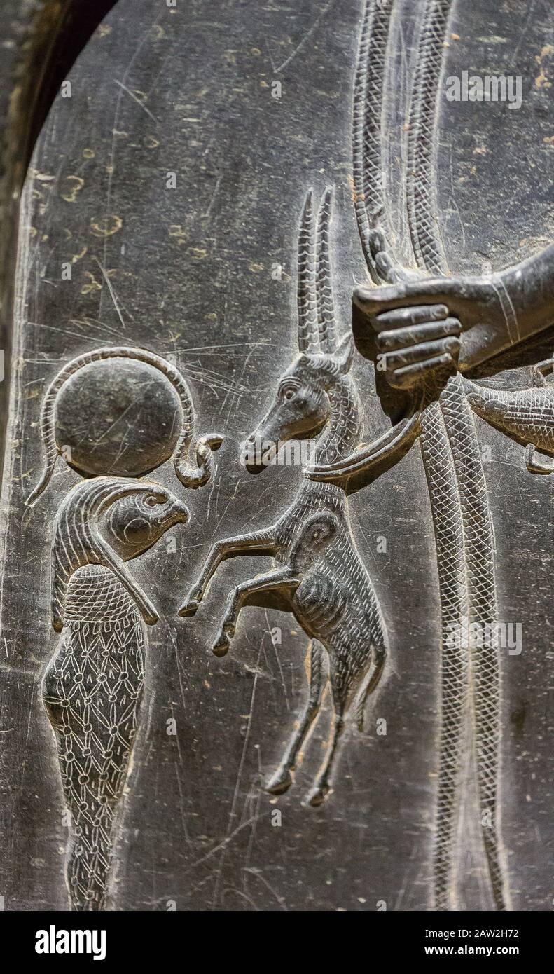 Eröffnungsbesuch der Ausstellung "Osiris, Ägyptens versunkene Mysterien". Ägypten, Kairo, Ägyptisches Museum, Detail einer Horus-Stela. Stockfoto