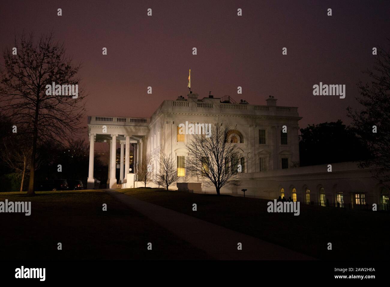 Das Weiße Haus steht im Morgengrauen in Washington, D.C., USA, am Donnerstag, 6. Februar 2020. Präsident Donald J. Trump, Präsident der Vereinigten Staaten, wird in Bezug auf die Abstimmung im Senat Aussagen, um ihn heute Nachmittag von beiden Artikeln der Amtsenthebung freizusprechen. Kredit: Stefani Reynolds / CNP weltweit Stockfoto