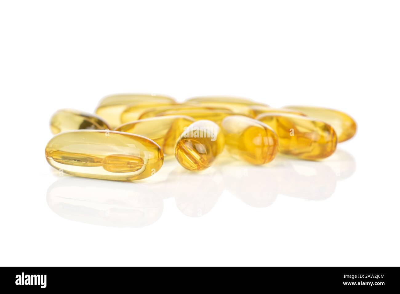 Viel goldenes Fischöl isoliert auf weißem Grund Stockfoto
