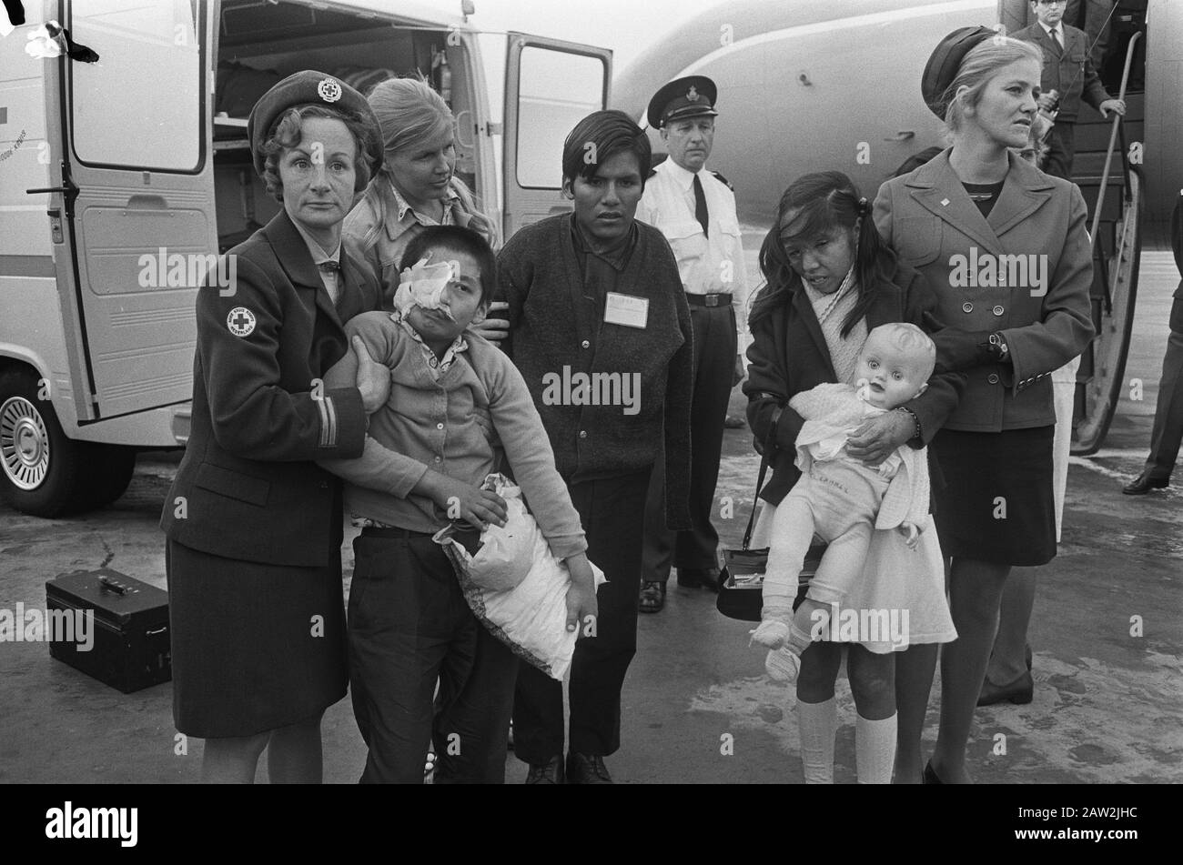 Peruanische Kinder werden von Rettungskräften in wartende Krankenwagen gebracht, um sich in den Niederlanden einer medizinischen Behandlung zu unterziehen .. Datum: 30. Juni 1970 Ort: Amsterdam, Noord-Holland, Peru Schiphol Airport Stichwörter: An- und Abreise, Erdbeben, Rettungswagen, Hilfe, Betreuung, Kinder, Opfer Stockfoto