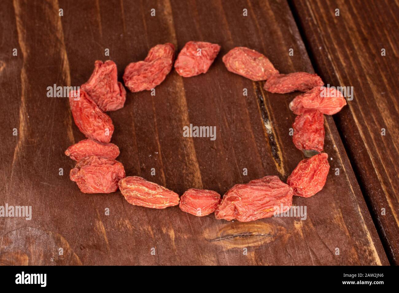 Viel getrockneter roter Goji-Kreis auf braunem Holz Stockfoto