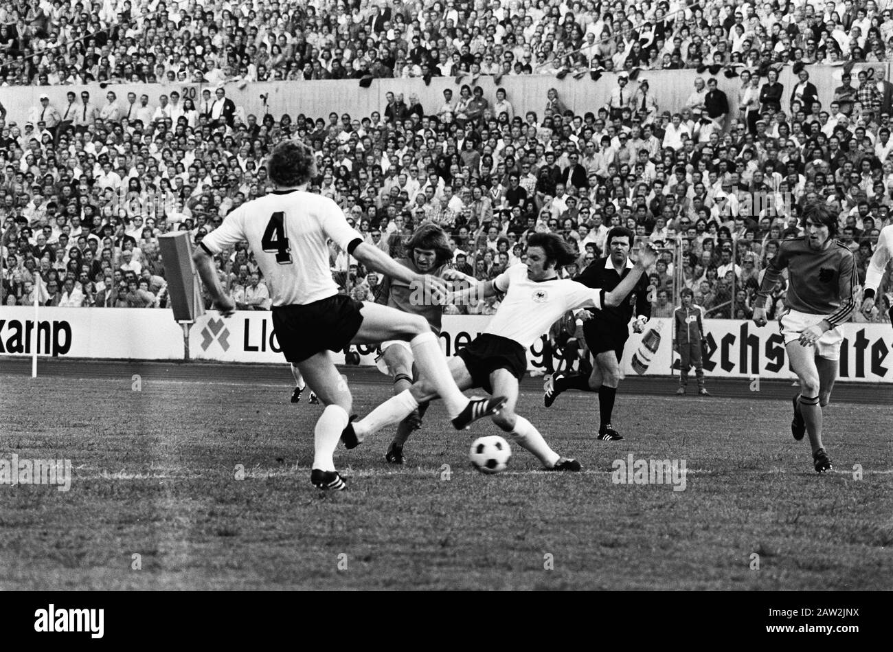 Fußball Interland West Deutschland-Niederlande 1-1 Peters Duell mit Kliemann und Wimmer Datum: 17. Mai 1975 Ort: Deutschland, Frankfurt Schlagwörter: Nationalmannschaft, Spieler, Sport, Fußball Personenname: Kliemann, Uwe Peters, Jan, Wimmer, Herbert Stockfoto