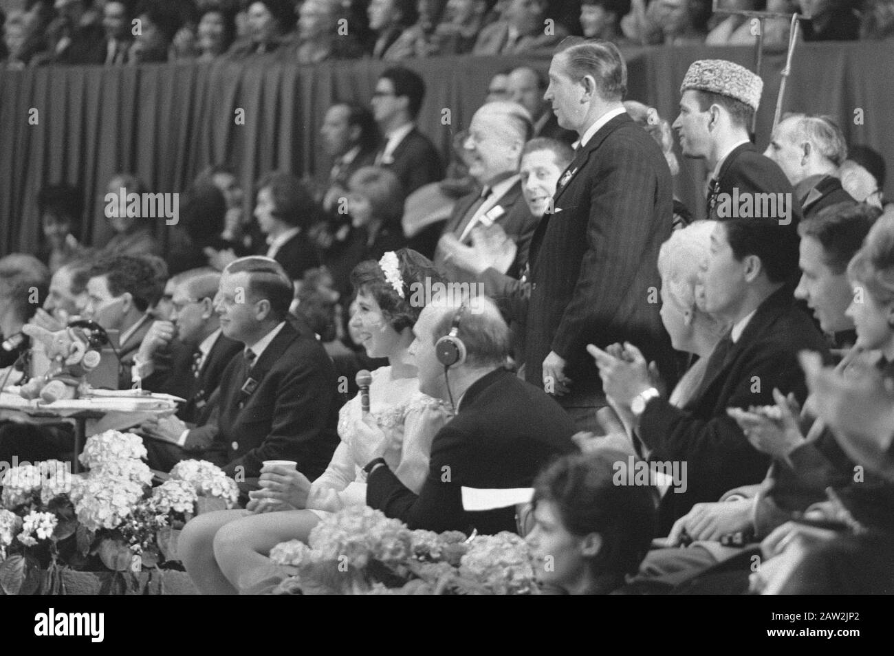 Eiskunstlauf-Weltmeisterschaft 1964 in Dortmund Petra Burka beantwortet Fragen von einem Reporter Datum: 29. Februar 1964 Standort: Dortmund, Deutschland Schlagwörter: Skaten, Sport, Wettbewerbe Personenname: Burka, Petra Stockfoto