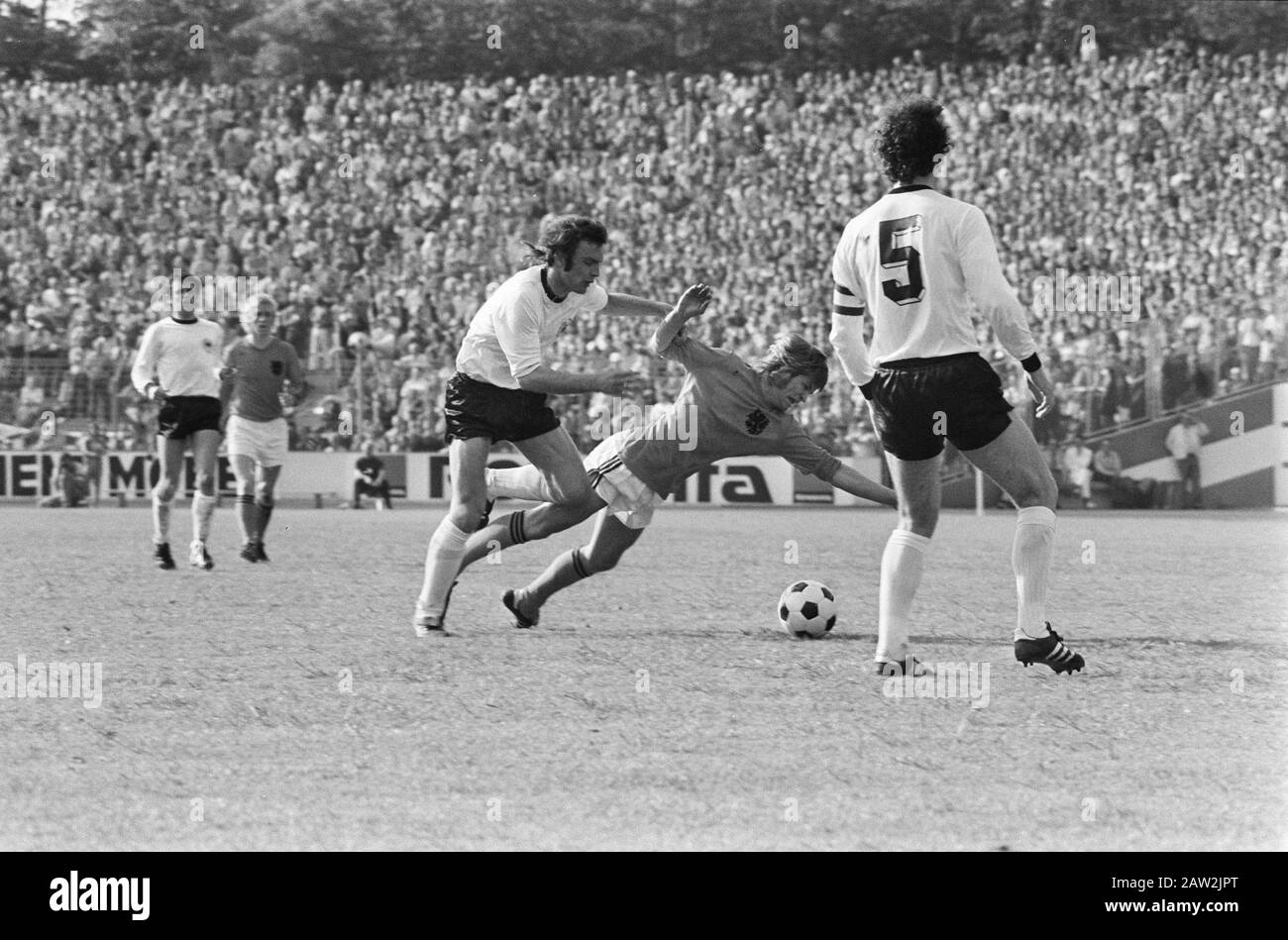Fußball Interland West Deutschland-Niederlande 1-1 Peters hat vor Ort gearbeitet; Das ist die Ursache für das wunderbare Van Hanegem Datum: 17. Mai 1975 Standort: Deutschland, Frankfurt Schlagwörter: Nationalmannschaft, Spieler, Sport, Fußball Personenname: Peters, Jan Stockfoto