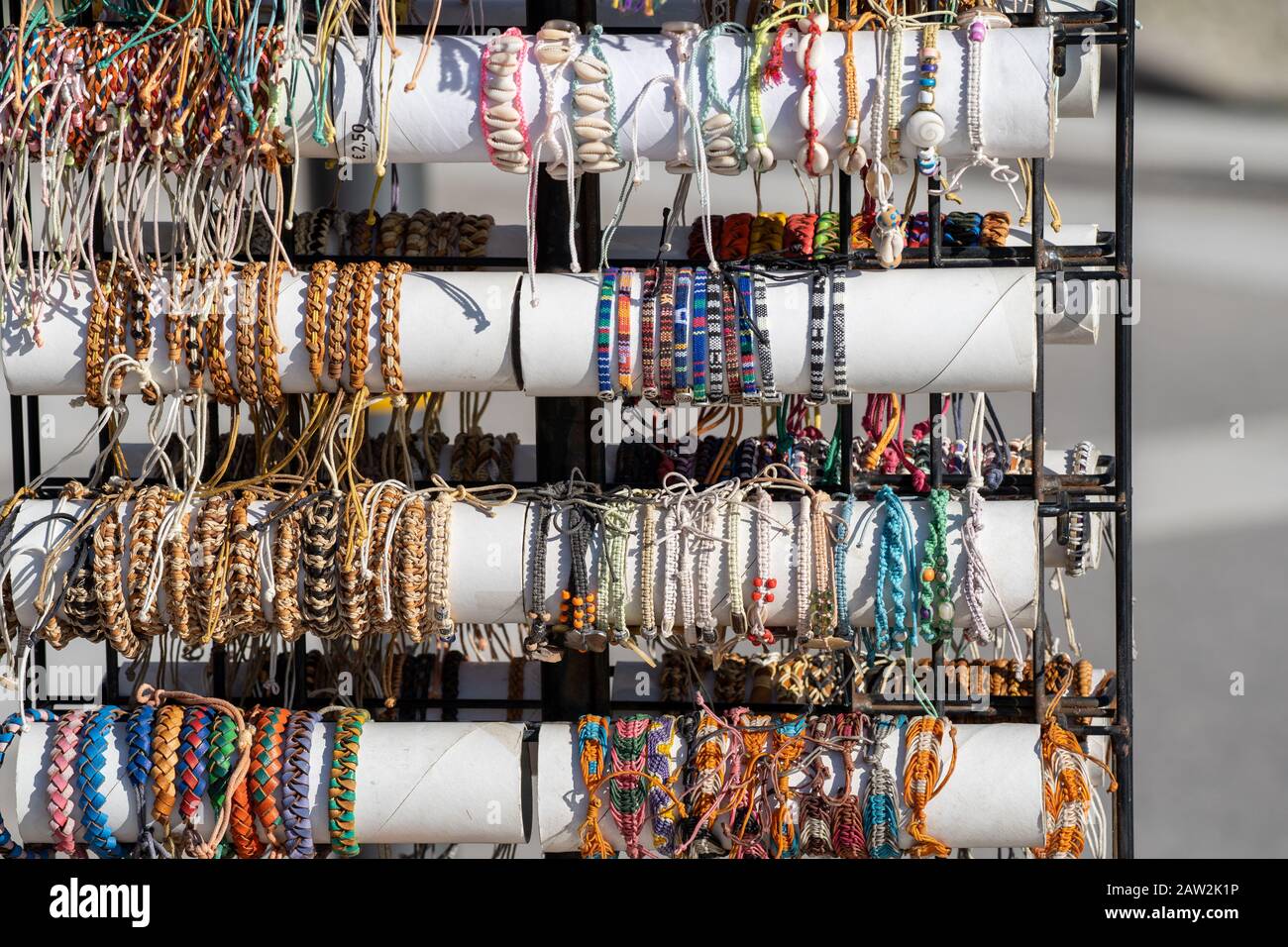 Handgewebte, bestickte Armbänder, Halsketten und andere Schmuckstücke für Kunsthandwerk, die auf einem Markt in Portugal zu verkaufen sind Stockfoto