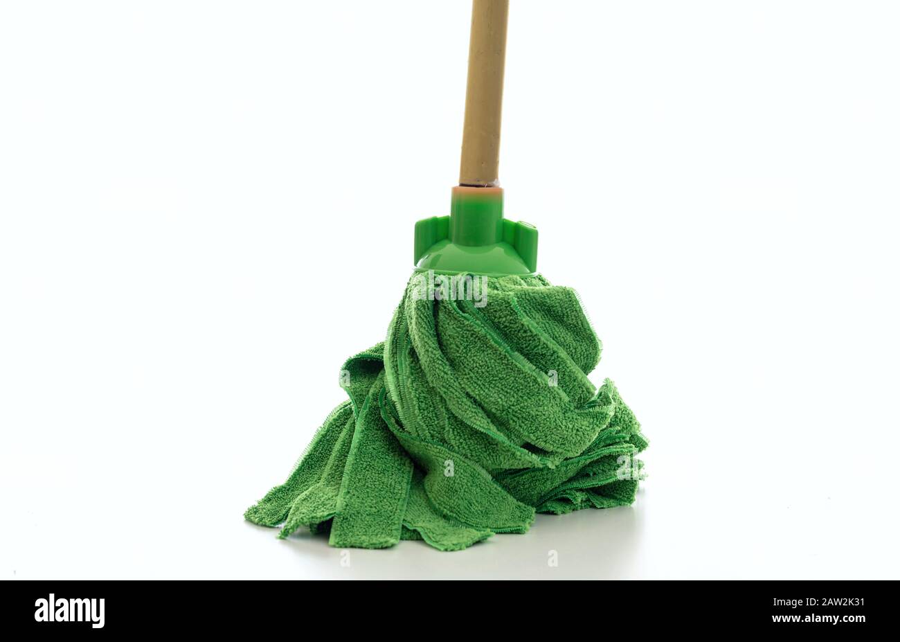 Reinigungsmopp vor weißem Hintergrund isoliert. Boden feucht Mopp grün Farbe, Haushalt Sanitär Reinigung Vorräte Stockfoto
