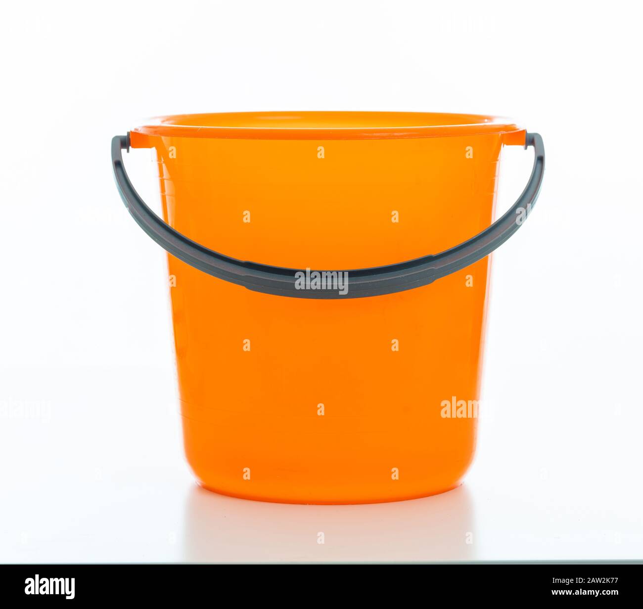 Orangefarbene Reinigungseimer, isoliert vor weißem Hintergrund, Haushaltsreinigung Im Haushalt Stockfoto