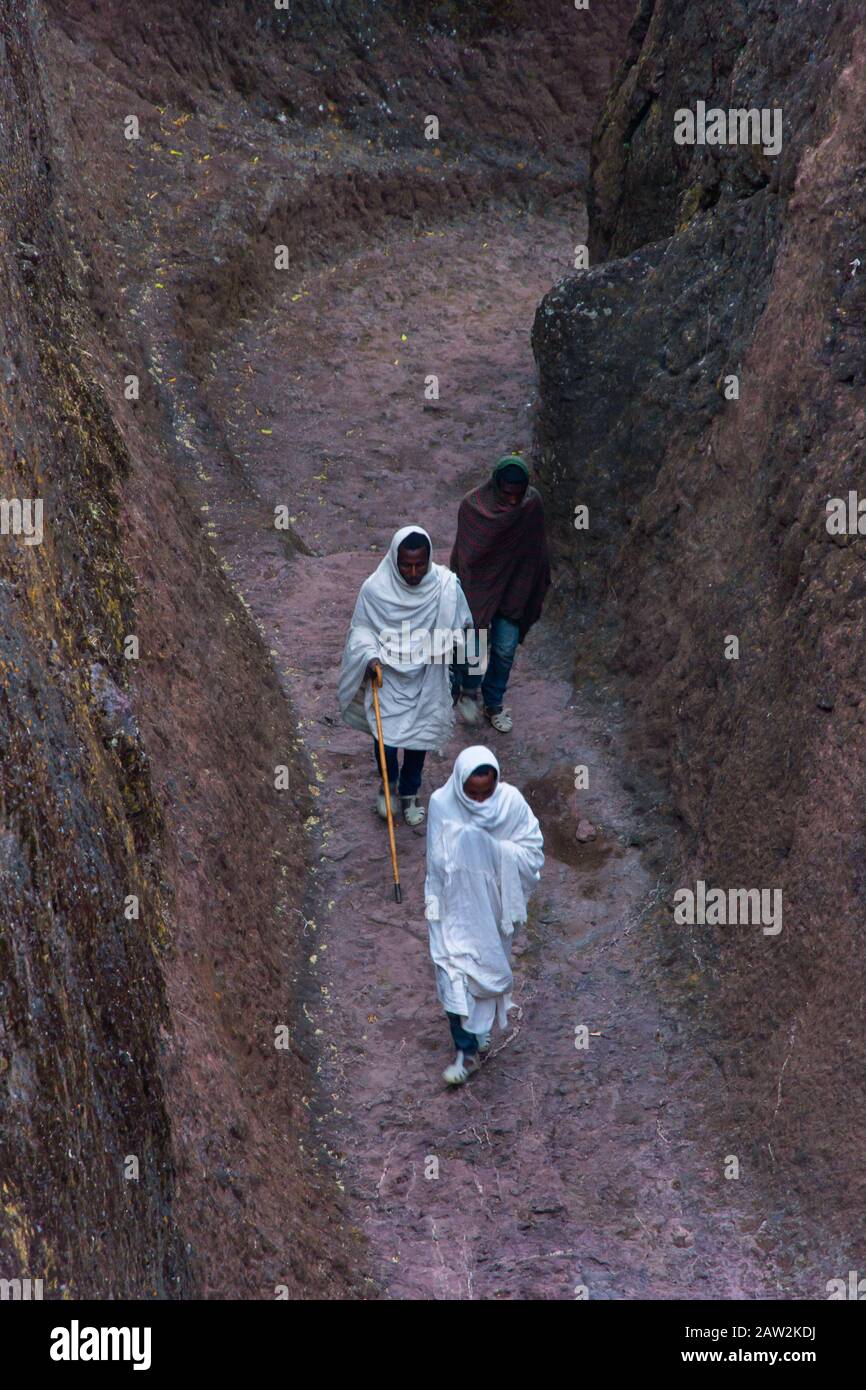 Lalibela, Äthiopien - Nov 2018: Menschen, die in den Tunneln an Kirchen von Lalibela spazieren, die zu Felsen ausgegraben sind Stockfoto