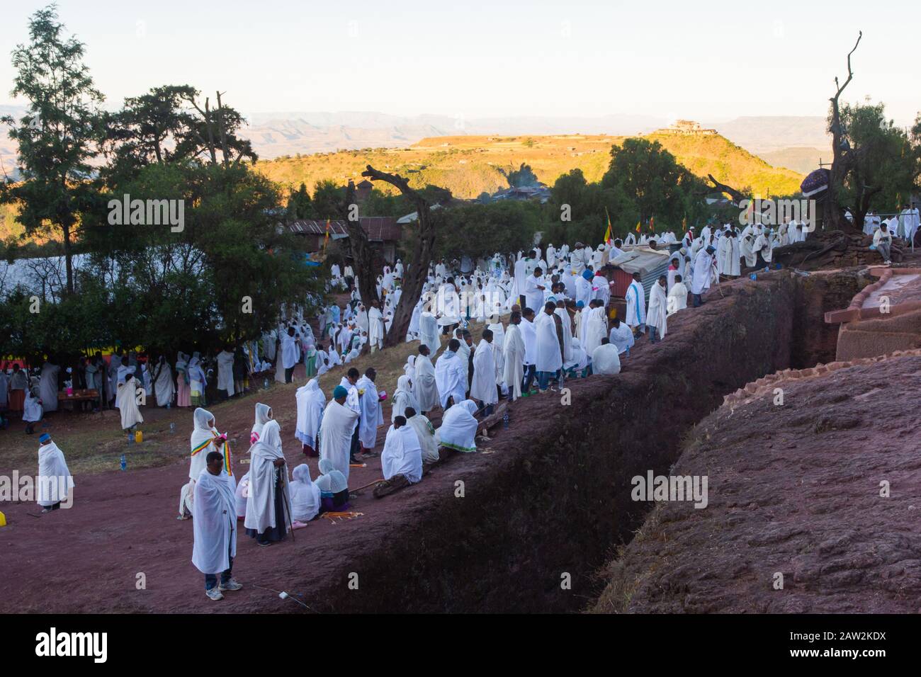 Lalibela, Äthiopien - November 2018: Pilger, die in traditionellen äthiopischen weißen Farben gekleidet sind, versammeln sich außerhalb der unterirdischen Kirchen von Lalibela. Stockfoto