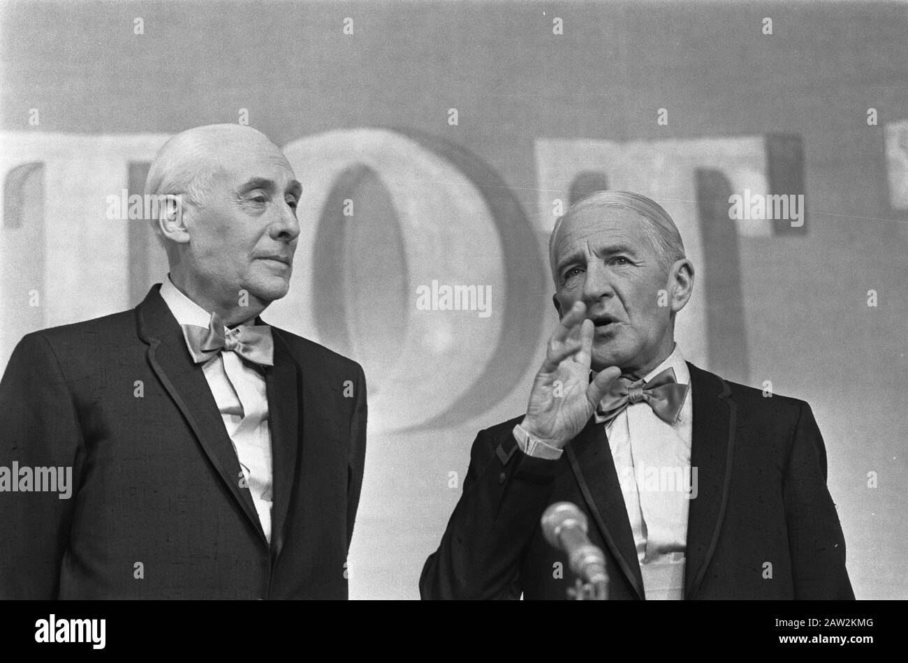 TV-Filmmaterial der Snip-and-Snap Revue Piet Muyselaar und Right Willys Walden während ihrer Aufführung Datum: 13. April 1970 Schlagwörter: TV-Aufnahmen, Porträts, Revue-Person Name: Muyselaar, Piet, Walden, Willys Stockfoto