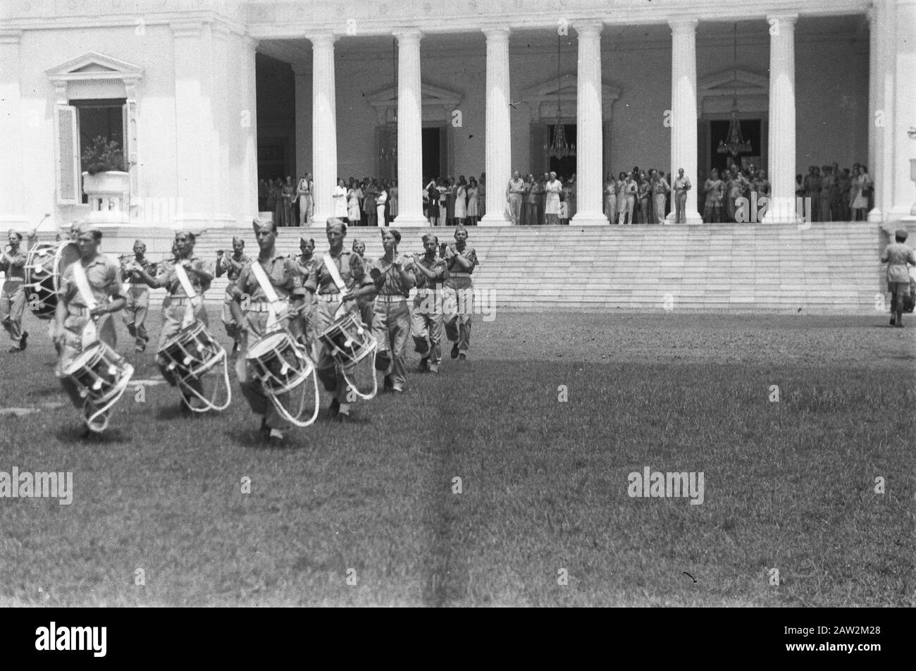 Festlichkeiten beim Transfer und Abzug britischer Truppen aus Indonesien Piper Corps 7. Dezember Division führt für den Palast des Gouverneurs General an der Place Royale Batavia Datum: 22. November 1946 Ort: Batavia, Indonesien, Jakarta, Niederländisch-Ostindien Stockfoto