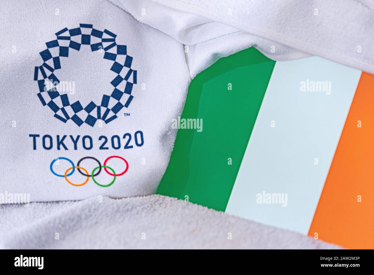 TOKIO, JAPAN, FEBRUAR. 4, 2020: Nationalflaggen Irlands, offizielles Logo der Olympischen Sommerspiele in Tokio 2020. Weißer Hintergrund Stockfoto
