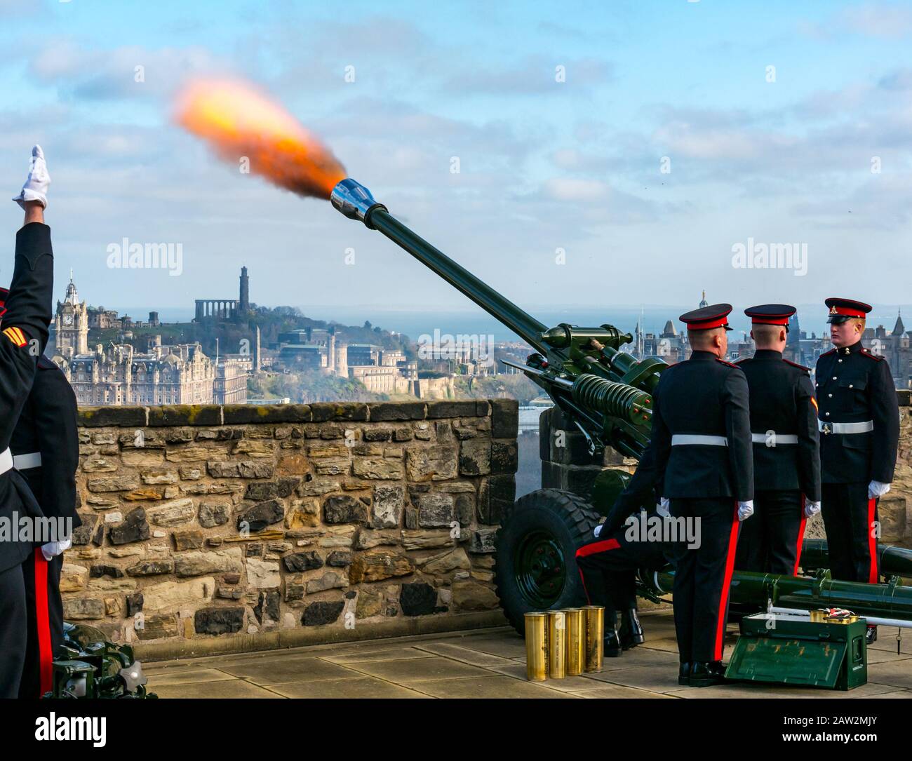 Edinburgh Castle, Edinburgh, Schottland, Großbritannien. Februar 2020. 21 Gun Salute: Der Salute der Royal Artillery des 26. Regiments ist der Anlass für den Thronantritt der Königin am 6. Februar 1952, vor 68 Jahren. Eine L118 leichte Howitzer Feldpistole feuert Stockfoto