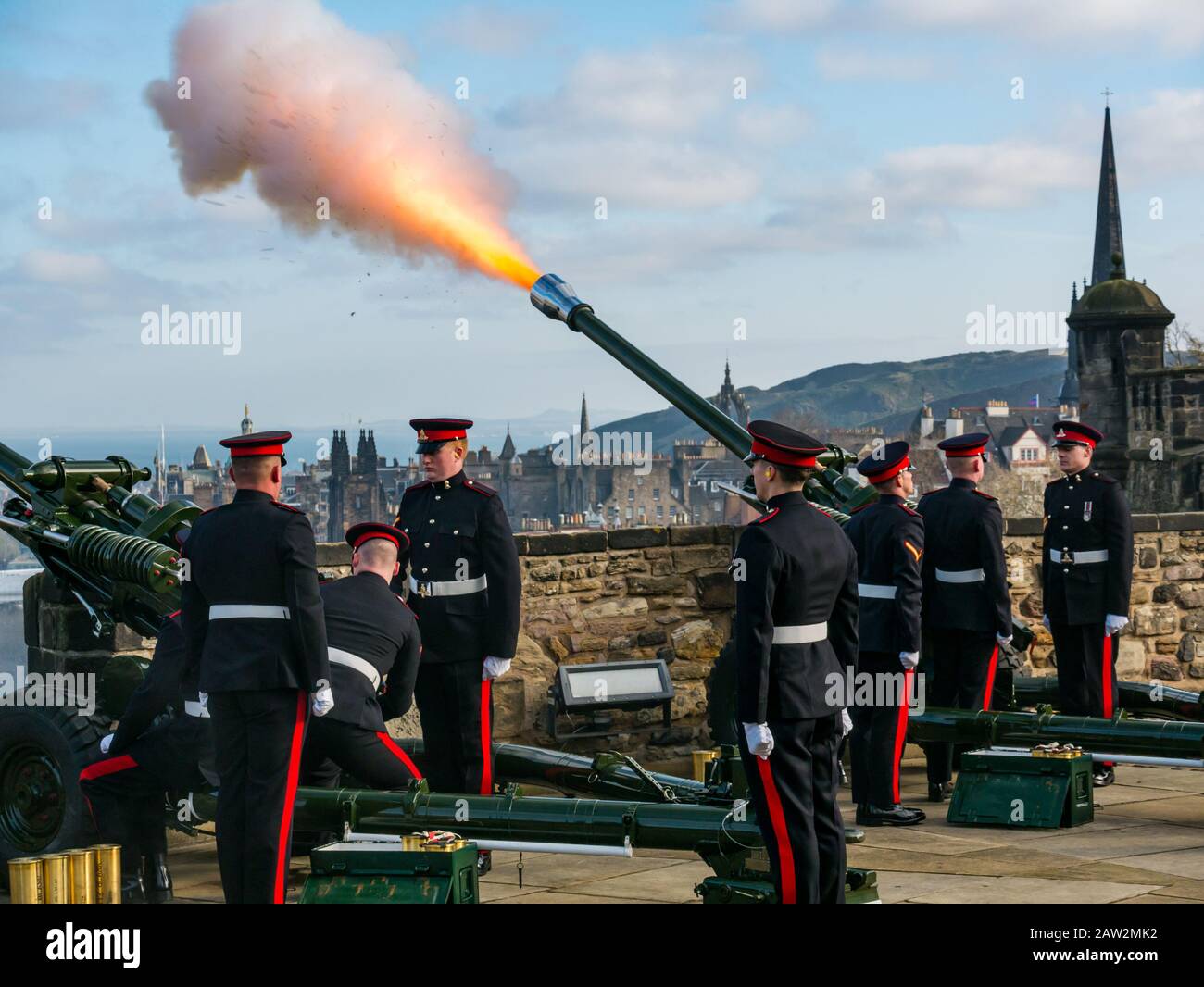 Edinburgh Castle, Edinburgh, Schottland, Großbritannien. Februar 2020. 21 Gun Salute: Der Salute der Royal Artillery des 26. Regiments ist der Anlass für den Thronantritt der Königin am 6. Februar 1952, vor 68 Jahren. Eine L118 leichte Howitzer Feldpistole feuert Stockfoto