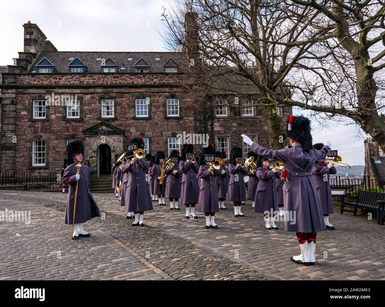 Edinburgh Castle, Edinburgh, Schottland, Großbritannien. Februar 2020. 21 Gun Salute: Der Salute der Royal Artillery des 26. Regiments ist der Anlass für den Thronantritt der Königin am 6. Februar 1952, vor 68 Jahren. Blaskapelle Paraden des Black Watch Regiments Stockfoto