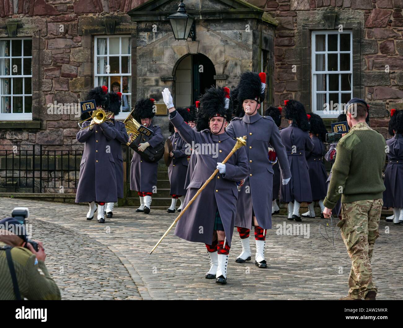 Edinburgh Castle, Edinburgh, Schottland, Großbritannien. Februar 2020. 21 Gun Salute: Der Salute der Royal Artillery des 26. Regiments ist der Anlass für den Thronantritt der Königin am 6. Februar 1952, vor 68 Jahren. Blaskapelle Paraden des Black Watch Regiments Stockfoto