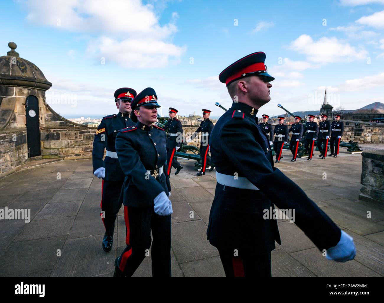 Edinburgh Castle, Edinburgh, Schottland, Großbritannien. Februar 2020. 21 Gun Salute: Der Salute der Royal Artillery des 26. Regiments ist der Anlass für den Thronantritt der Königin am 6. Februar 1952, vor 68 Jahren mit marschierenden Soldaten Stockfoto