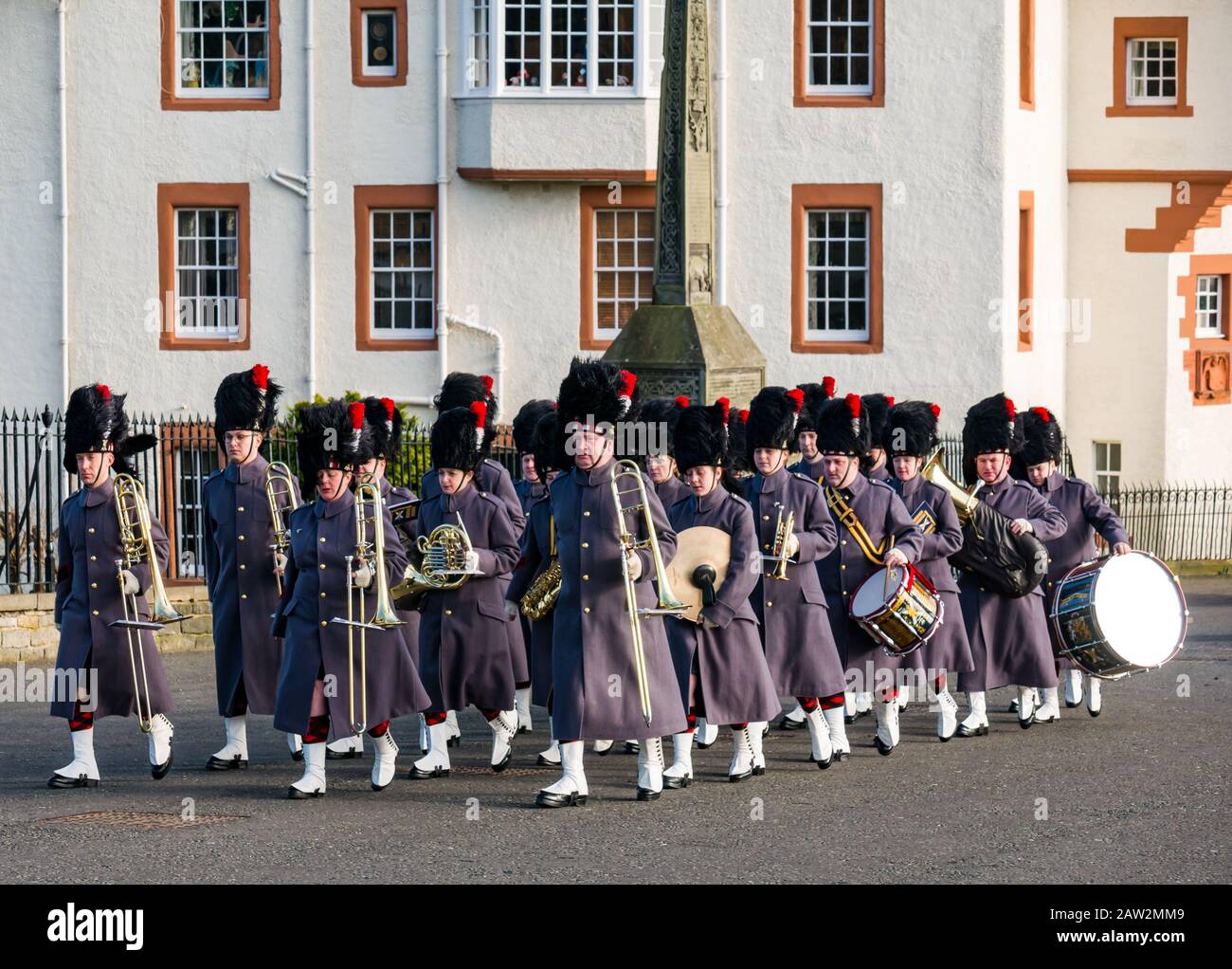 Edinburgh Castle, Edinburgh, Schottland, Großbritannien. Februar 2020. 21 Gun Salute: Der Salute der Royal Artillery des 26. Regiments ist der Anlass für den Thronantritt der Königin am 6. Februar 1952, vor 68 Jahren. Das schwarze Wachregiment marschierte auf der Burgansplanade Stockfoto