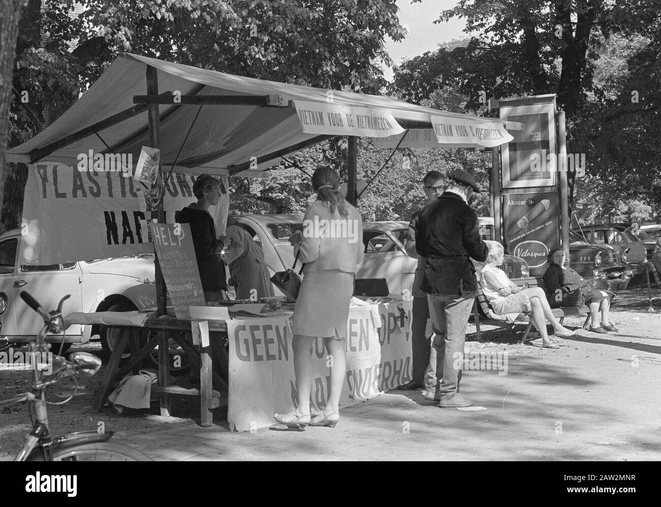Kunststoff für Vietnam: Tippen Sie auf den westlichen Markt, wo Sie Tickets ab 1.65 kaufen können Datum: 25. August 1966 Stichwörter: Karten, PLASTISCHER Personenname: Westermarkt Stockfoto