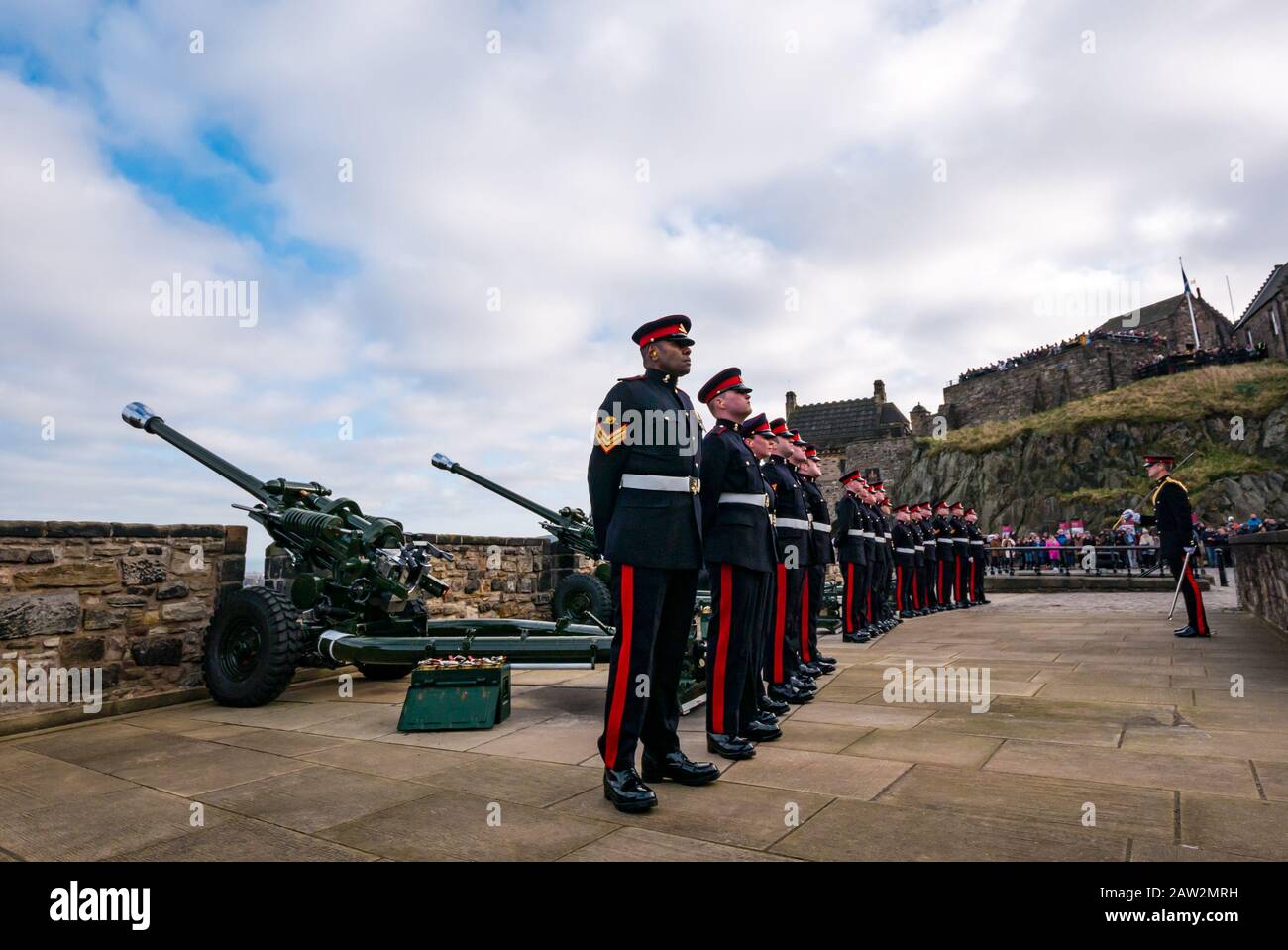 Edinburgh Castle, Edinburgh, Schottland, Großbritannien. Februar 2020. 21 Gun Salute: Der Salute durch die Royal Artillery des 26. Regiments auf dem Mills Mount ist der Anlass für den Thronantritt der HM Queen am 6. Februar 1952, vor 68 Jahren, Das Artillerie-Regiment auf sich aufmerksam zu machen Stockfoto