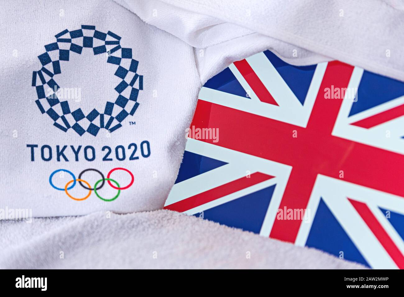 TOKIO, JAPAN, FEBRUAR. 4, 2020: Großbritannien, Nationalflaggen des Vereinigten Königreichs, offizielles Logo der Olympischen Sommerspiele in Tokio 2020. Weißer Hintergrund Stockfoto