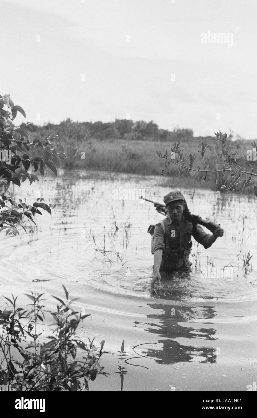 KNIL-Detachment nach Pleihari (Süd-Borneo) Pleihari (Zd Borneo.) .A Patrouille Inf. 13 bei Schritt. Patrouille Running ist keine Kinderarbeit in diesen sumpfigen Gebieten, aber das KNILers Geschäft, das sich dort oder von befindet, Ist Dies der javanische Soldat Soetedjo als Schütze im feuchten Transferelement. Datum: 27.Februar 1948 Ort: Borneo, Indonesien, Kalimantan, Niederländisch-Ostindien, Pleihari Stockfoto