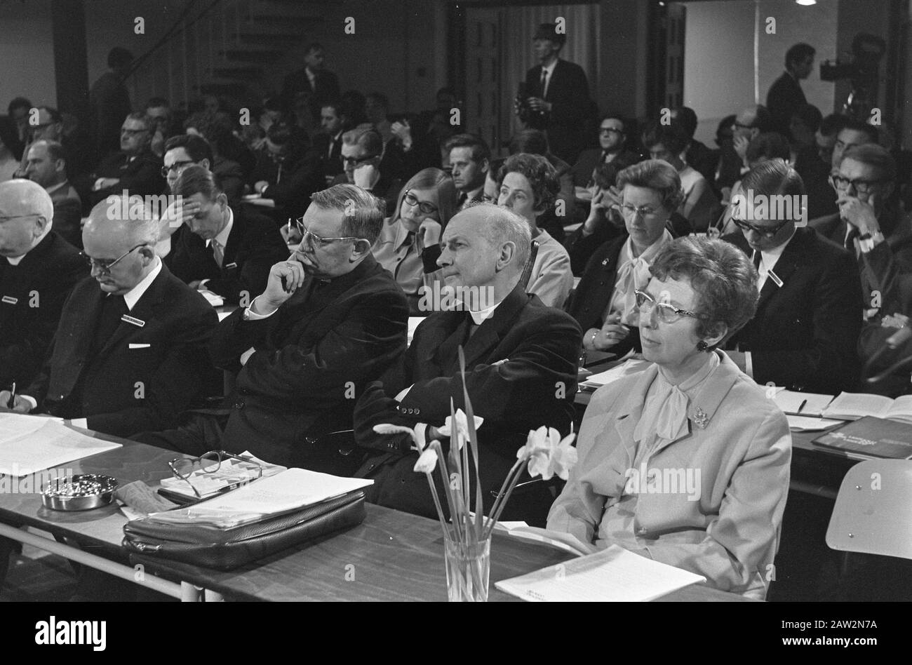 Plenarsitzung des niederländischen Pastoralrates Noordwijkerhout v.l. ?, Mgr. E.J.M. Der Smidt (Bischof von Brugge), mgr.prof. P.J. Jans und ms. Datum: 9. April 1969 Ort: Noordwijkerhout, South Holland Schlüsselwörter: Rat Stockfoto