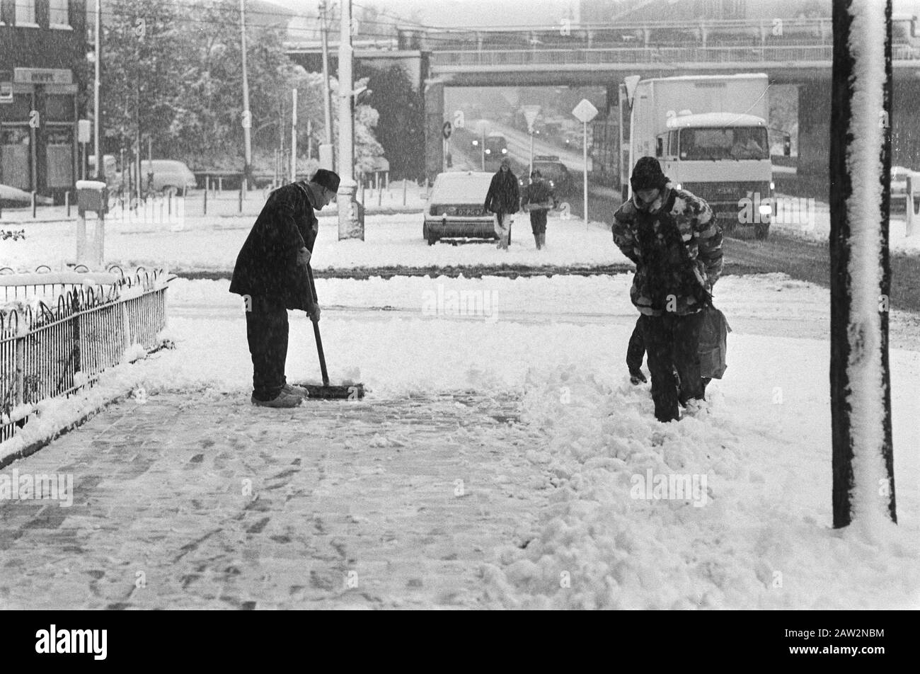 Plötzlicher starker Schneefall, Schneeverwehung Datum: 7. November 1980 Schlagwörter: Schnee Stockfoto Plötzlicher starker Schneefall, Schneeverwehung Datum: 7. November 1980 Schlagwörter: Schnee Stockfoto