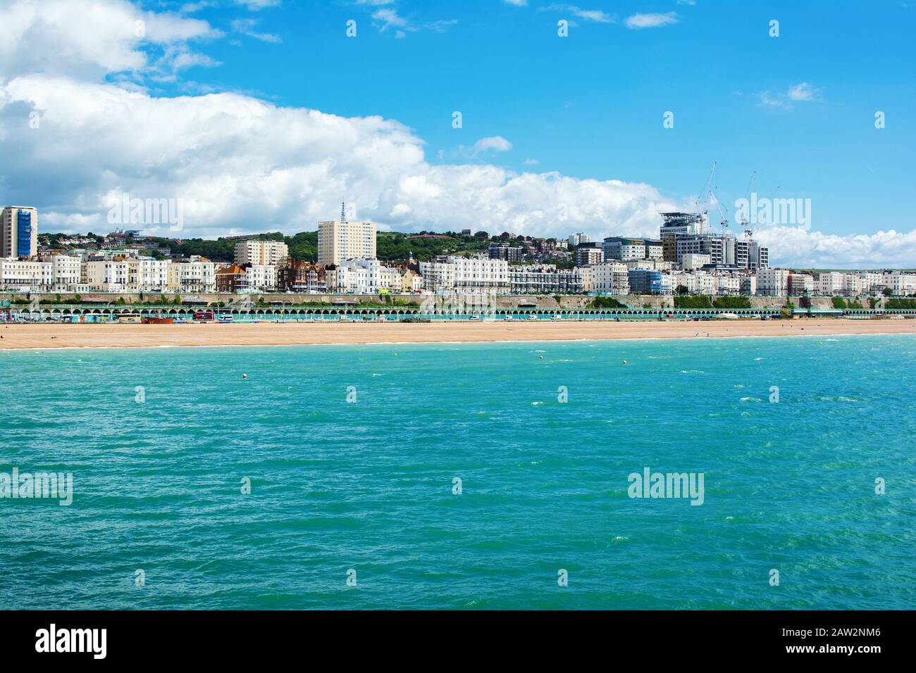 Brighton, EAST SUSSEX, Großbritannien - 21. JUNI : Blick auf die Küste der Stadt Brighton, Häuser und Strand vom Pier in East Sussex am 21. Juni 2019 Stockfoto