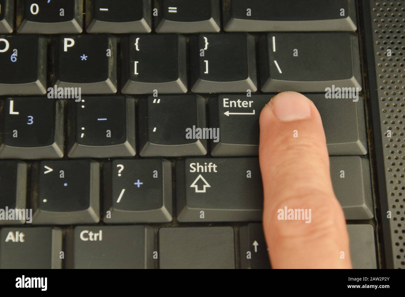 Drücken Sie die Eingabetaste auf der Notebook-Tastatur des Computers Stockfoto