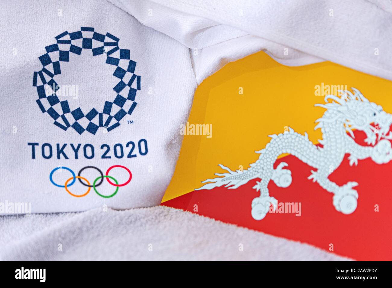 TOKIO, JAPAN, FEBRUAR. 4, 2020: Nationalflaggen Bhutans, offizielles Logo der Olympischen Sommerspiele in Tokio 2020. Weißer Hintergrund Stockfoto