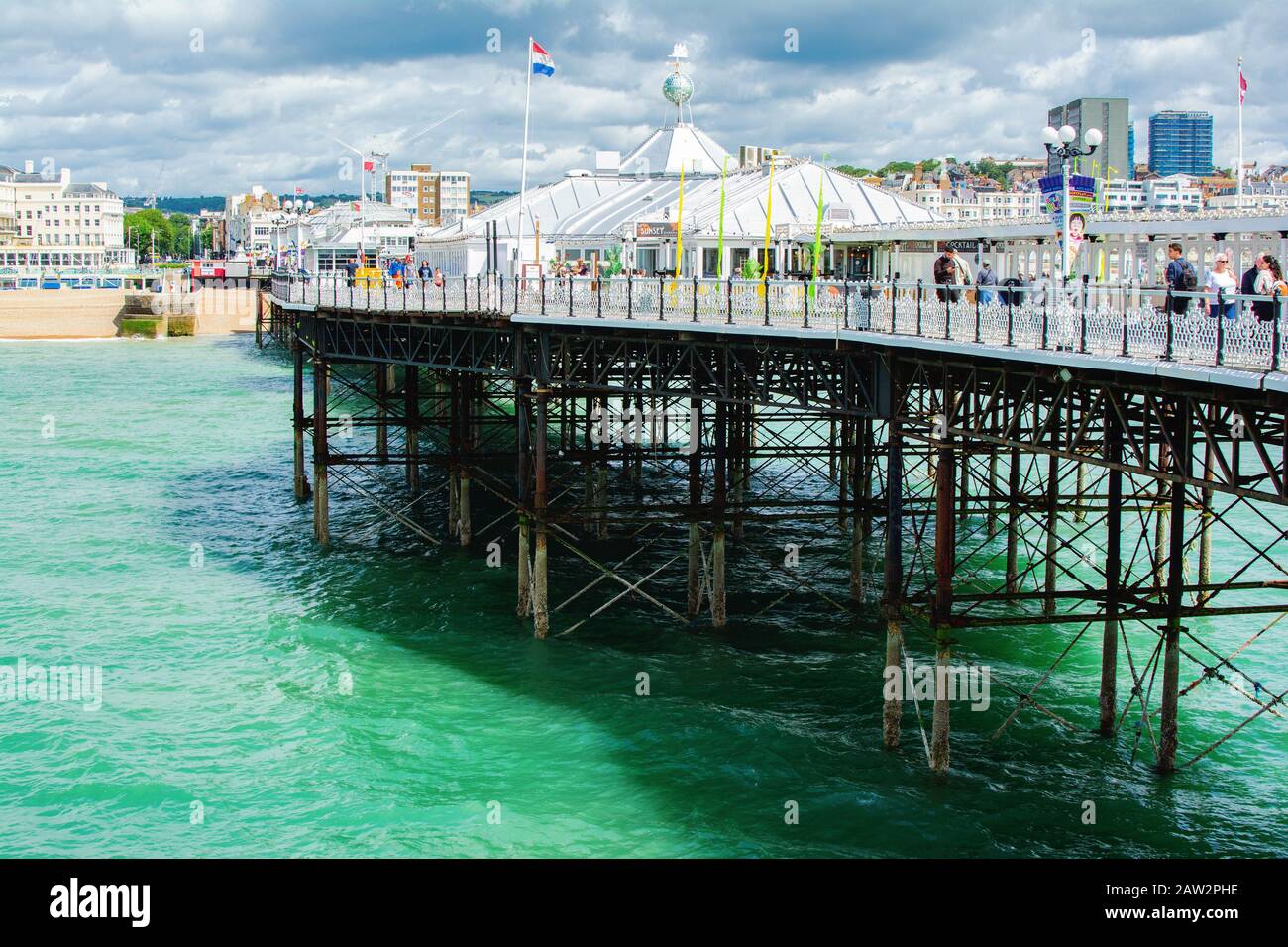 Brighton, EAST SUSSEX, Großbritannien - 21. JUNI : Blick auf die Küste der Stadt Brighton, Häuser und Strand vom Pier in East Sussex am 21. Juni 2019 Stockfoto