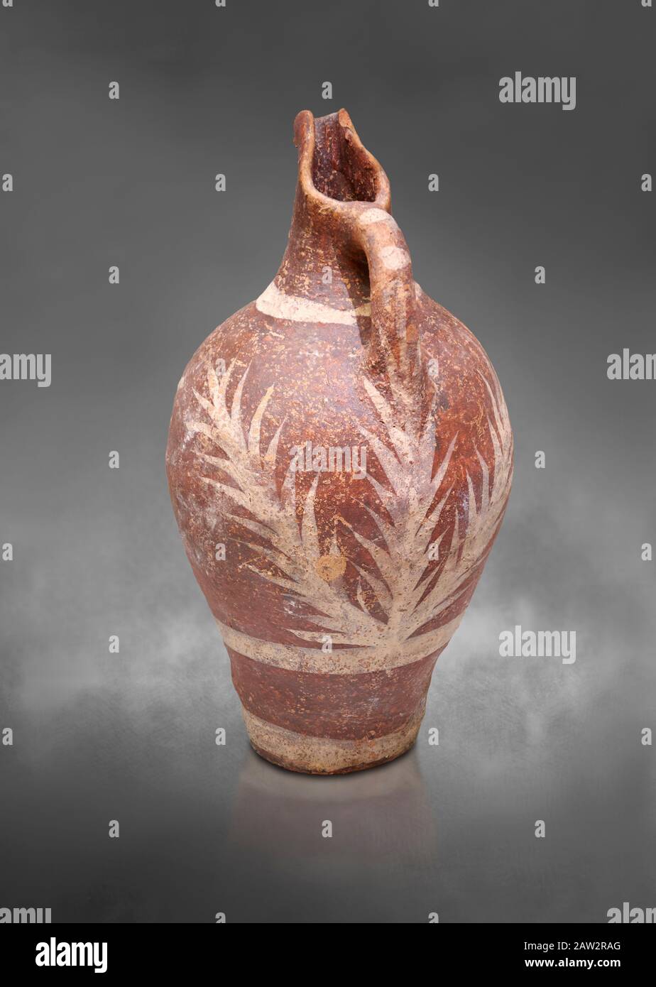 Minoisch dekorierte Krug im Kamares-Stil mit Blättern, Poros-Friedhof 1800-1650 v. Chr.; Archäologisches Museum Heraklion, grauer Hintergrund. Stockfoto