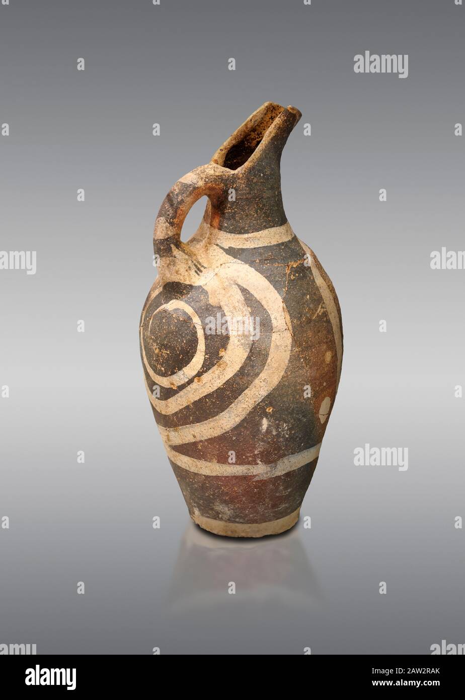 Minoisch dekorierte Krug im Kamares-Stil mit Schwirbelmuster, Poros-Friedhof 1800-1650 v. Chr.; Archäologisches Museum Heraklion, grauer Hintergrund. Stockfoto